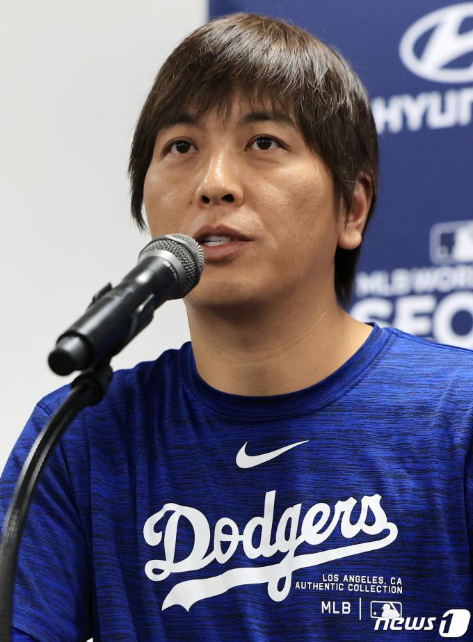 미국프로야구(MLB) 월드투어 서울시리즈에 출전하는 LA 다저스 오타니 쇼헤이의 통역사 미즈하라 잇페이가 16일 오후 서울 구로구 고척스카이돔에서 열린 공식 기자회견에 참석해 오타니 쇼헤이의 답변을 통역하고 있다. 2024.3.16/뉴스1 ⓒ News1 김진환 기자