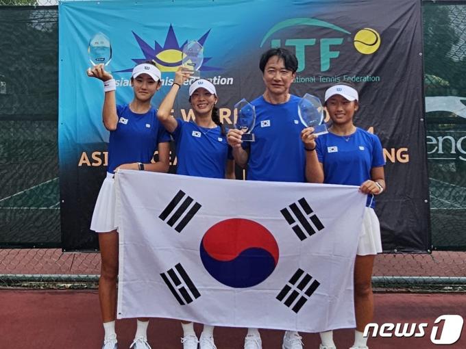 한국 테니스 U-14 여자 대표팀이 2024 국제테니스연맹(ITF) 월드주니어 테니스대회 지역예선 결승에서 일본에 2-0으로 승리했다.(대한테니스협회 제공)