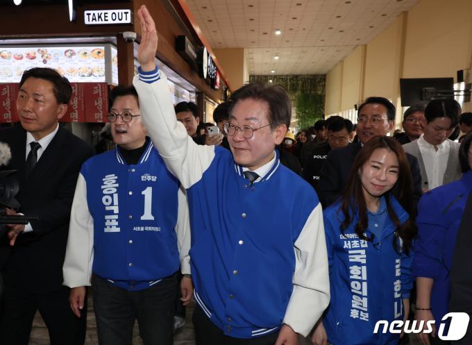 [사진] 서초 유권자들에게 인사하는 이재명 대표