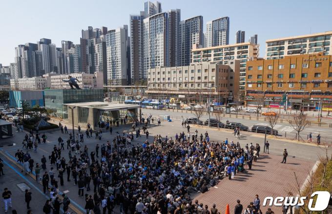 [사진] 고속터미널 찾은 이재명 대표