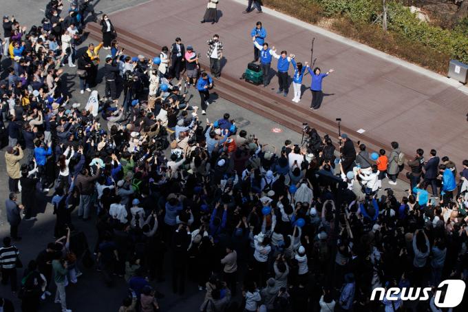 [사진] 이재명, 서초 고속터미널 찾아 지지 호소