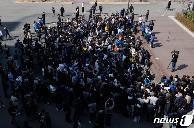 [사진] 이재명 대표, 서울고속버스터미널 찾아 지지 호소