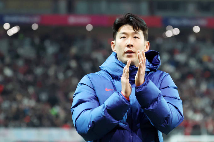 21일 오후 서울 마포구 서울월드컵경기장에서 열린 2026 북중미 월드컵 아시아지역 2차예선 C조 조별리그가 끝난 뒤 손흥민이 관중들을 향해 인사하고 있다. /사진=뉴스1