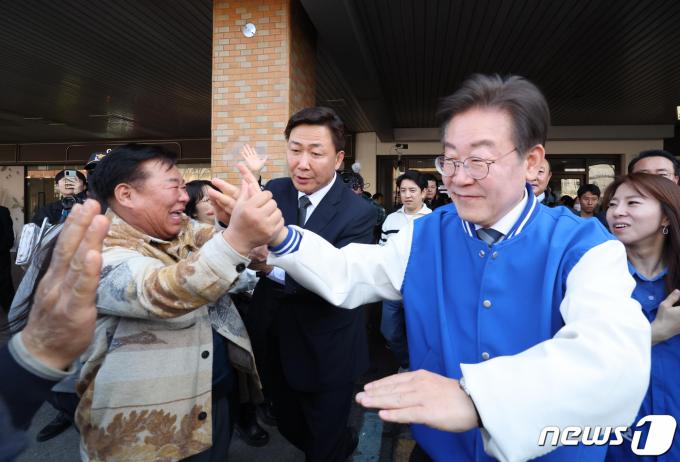 [사진] 이재명 대표, 지지자들과 하이파이브