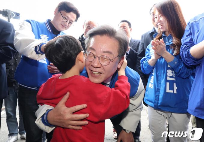 [사진] 어린이 안아주는 이재명 대표