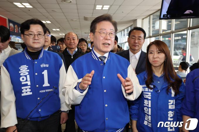 [사진] 이재명, 서초 고속버스터미널 방문