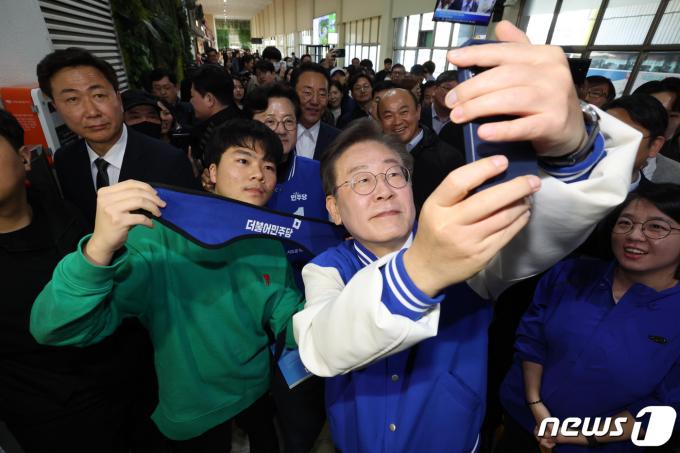 [사진] 이재명 지지자들과 '셀카'