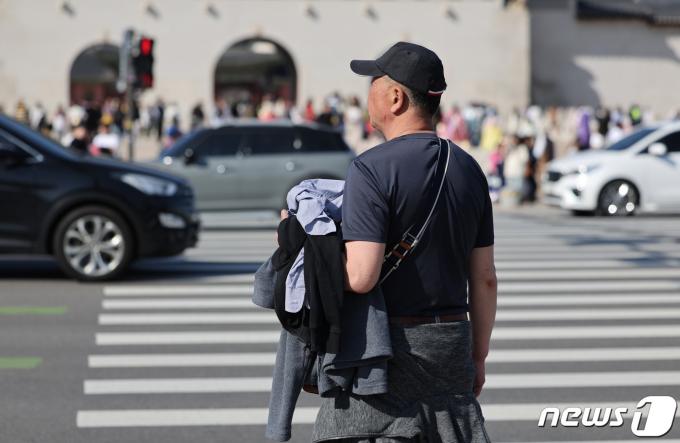 [사진] '너무 더워서 셔츠까지 다 벗었다'