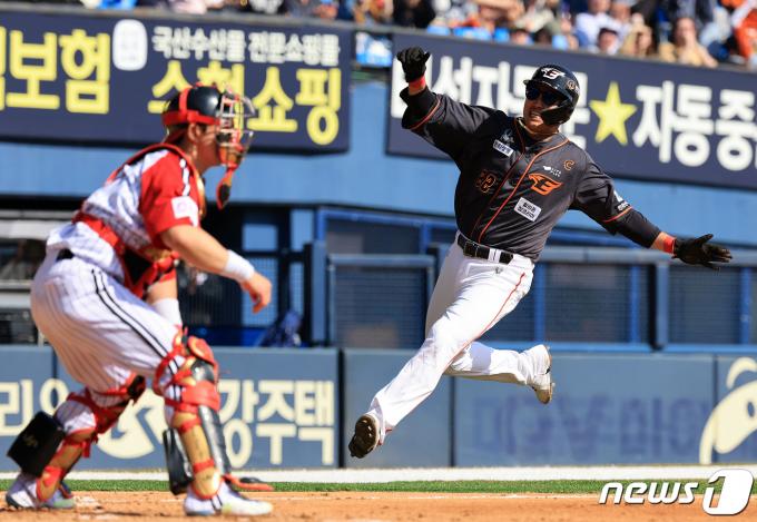 [사진] 역전 득점 성공하는 채은성