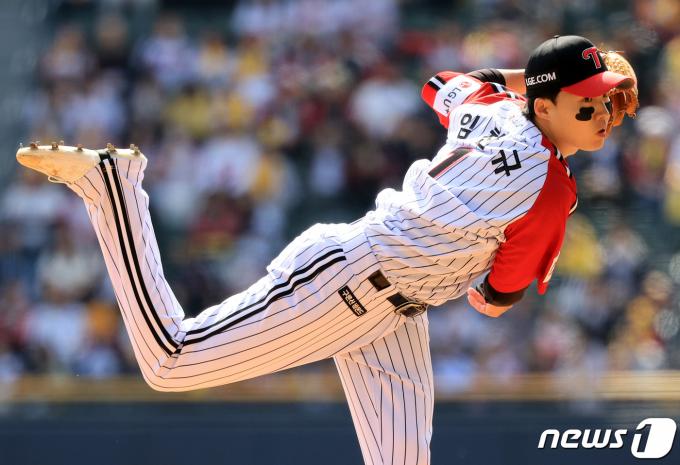 24일 서울 송파구 잠실야구장에서 열린 '2024 신한 SOL 뱅크 KBO리그' 한화 이글스와 LG 트윈스의 경기, LG 선발 임찬규가 1회초 등판해 힘차게 공을 던지고 있다. 2024.3.24/뉴스1 ⓒ News1 김진환 기자