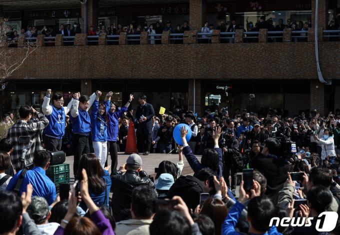 [사진] 고속터미널 광장에서 인사하는 이재명 대표