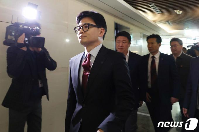[사진] 한동훈 '전국의대교수협의회 회장단 간담회장으로'