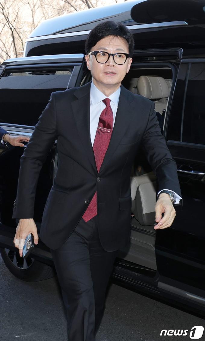 [사진] 한동훈 '전국의대교수협의회 회장단 간담회장으로'