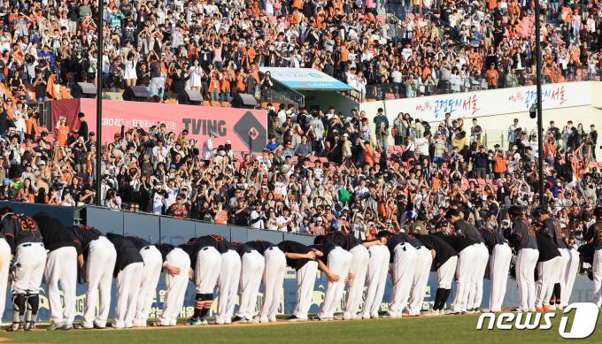[사진] 만원 관중 앞에서 시즌 첫 승 신고한 한화