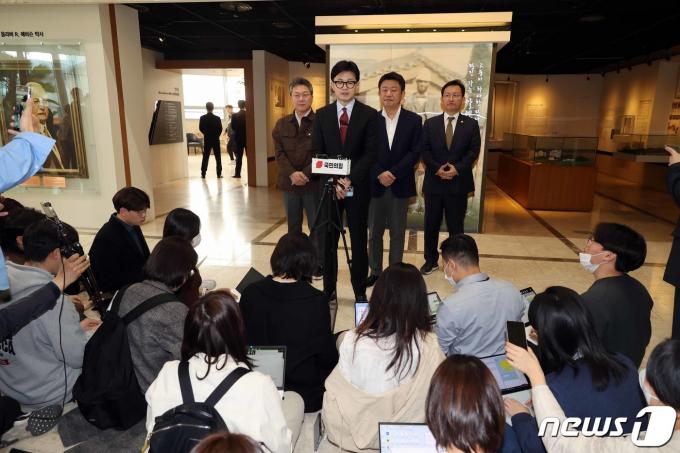 [사진] 취재진 앞에 선 한동훈