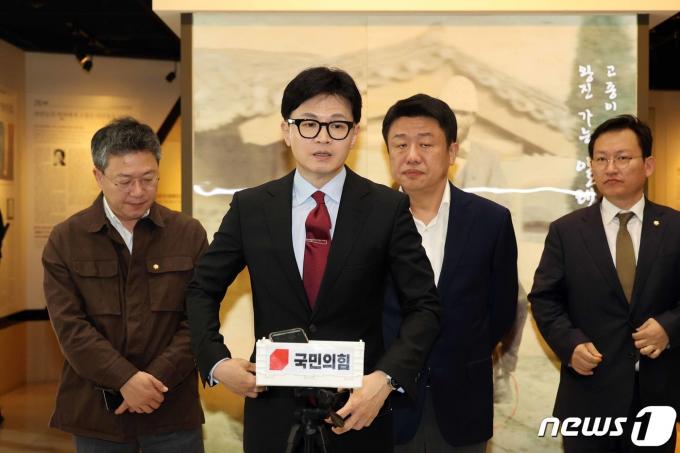 [사진] 한동훈 '의대교수협 회장단과 간담회 마치고'