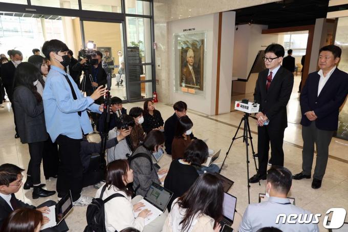 [사진] 의대교수협과 간담회 마친 한동훈