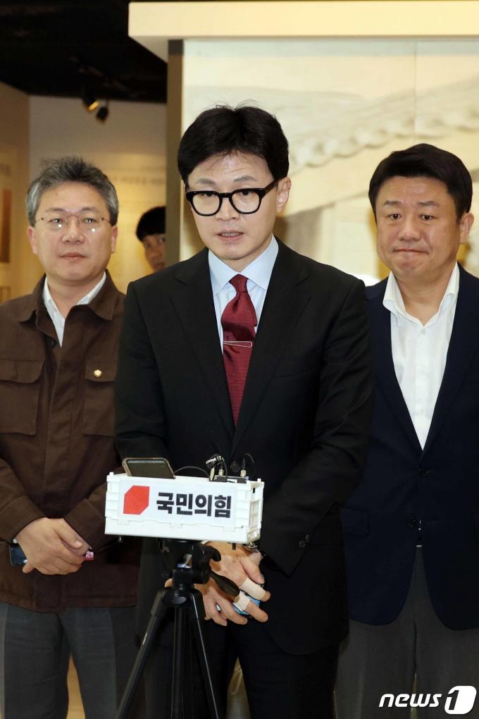 [사진] 의대교수협 회장단 간담회 마치고 취재진 만난 한동훈
