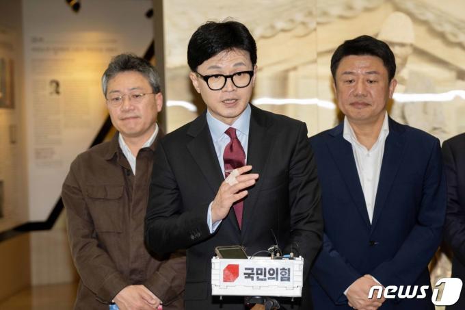 [사진] '한동훈, 의대교수협과 간담회 마치고'