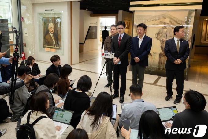[사진] 의대교수협 간담회 후 취재진 만난 한동훈