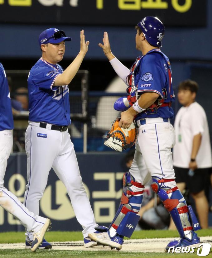 9일 오후 서울 송파구 잠실야구장에서 열린 프로야구 '2023 신한은행 SOL KBO리그' 삼성 라이온즈와 두산 베어스의 경기에서 6-4로 승리를 거둔 삼성 박진만 감독이 강민호와 하이파이브를 하고 있다. 2023.8.9/뉴스1 ⓒ News1 김성진 기자