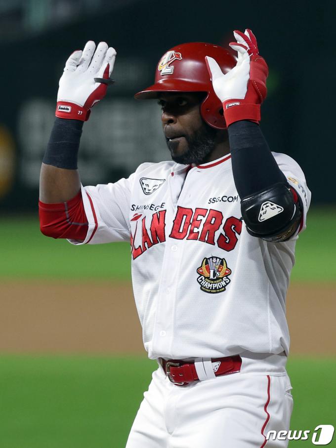 23일 오후 인천시 미추홀구 문학동 SSG랜더스필드에서 열린 프로야구 '2023 신한은행 SOL KBO 포스트시즌' 준플레이오프 2차전 SSG 랜더스와 NC 다이노스의 경기 2회말 SSG 선두타자 에레디아가 안타를 치고 출루해 세리머니를 하고 있다. 2023.10.23/뉴스1 ⓒ News1 박정호 기자