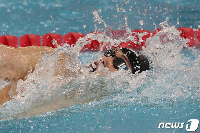 [사진] 개인혼영 200m 역영 펼치는 김민석
