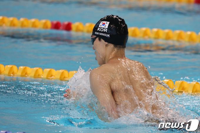 [사진] 개인혼영 200m 역영 펼치는 김민석