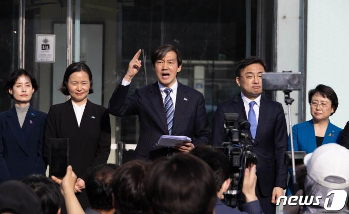 [사진] 청주에서 지지자들 만난 조국 대표
