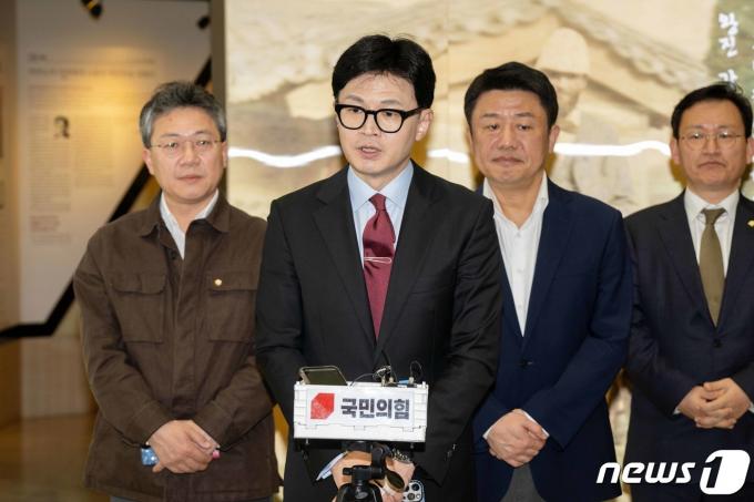 한동훈 국민의힘 비상대책위원장이 24일 오후 서울 서대문구 신촌 세브란스병원에서 열린 전국의대교수협의회 회장단 간담회를 마친 뒤 취재진의 질문에 답하고 있다.(공동취재) 2024.3.24/뉴스1 ⓒ News1 임세영 기자