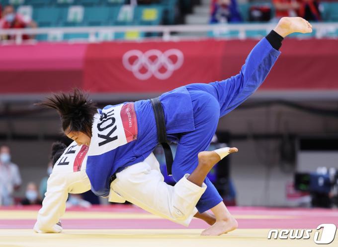 대한민국 유도 김지수가 26일 오전 일본 도쿄 지요다구 무도관에서 열린 '2020 도쿄올림픽' 57kg 유도 여자 16강전 경기에서 프랑스 사라레오니 시지크 상대로 공격하고 있다. 2021.7.26/뉴스1 ⓒ News1 이재명 기자