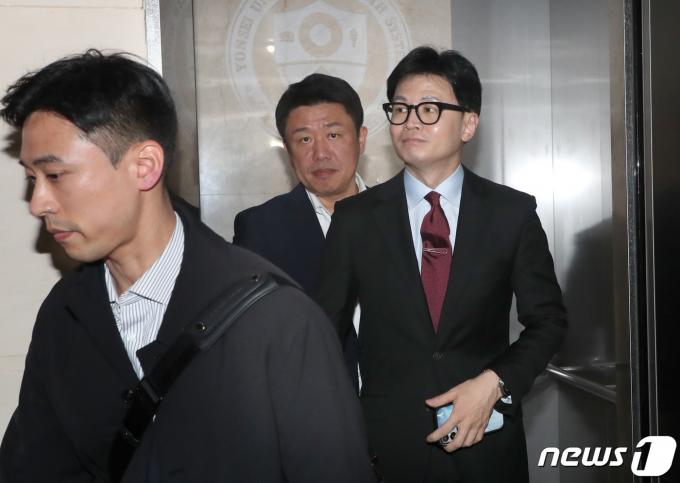 한동훈 국민의힘 비상대책위원장이 24일 오후 서울 서대문구 신촌 세브란스병원에서 열린 전국의대교수협의회 회장단 간담회에 참석하고 있다. (공동취재) 2024.3.24/뉴스1 ⓒ News1 임세영 기자