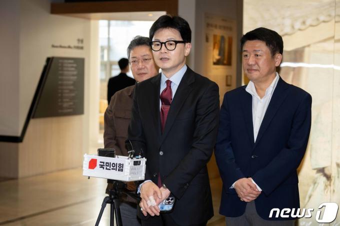 한동훈 국민의힘 비상대책위원장이 24일 오후 서울 서대문구 신촌 세브란스병원에서 열린 전국의대교수협의회 회장단 간담회를 마친 뒤 취재진의 질문에 답하고 있다.(공동취재) 2024.3.24/뉴스1 ⓒ News1 임세영 기자