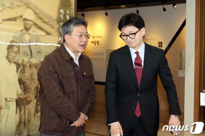 한동훈 국민의힘 비상대책위원장이 24일 오후 서울 서대문구 신촌 세브란스병원에서 열린 전국의대교수협의회 회장단 간담회를 마치고 취재진의 질문에 답한 뒤 자리를 떠나고 있다.(공동취재) 2024.3.24/뉴스1 ⓒ News1 임세영 기자