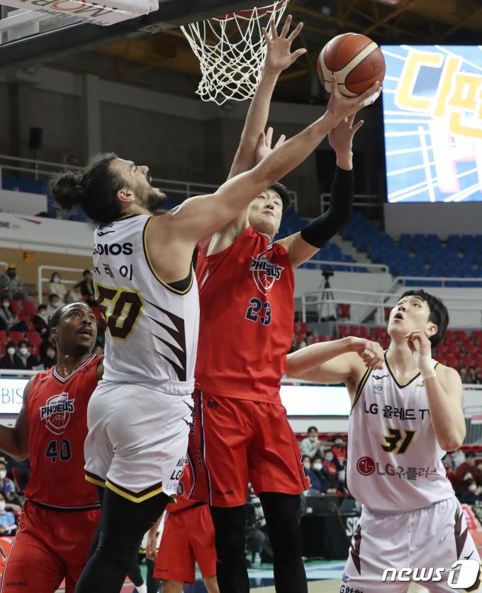 2일 오후 울산 동천체육관에서 열린 'SKT 에이닷 프로농구 2022-2023 KBL' 울산 현대모비스와 창원 LG의 경기에서 LG 마레이가 슛을 하고 있다. 2023.3.2/뉴스1 ⓒ News1 조민주 기자
