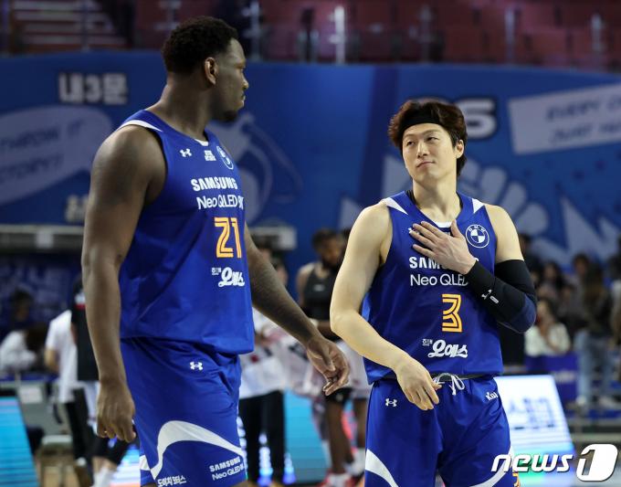 13일 오후 서울 송파구 잠실실내체육관에서 열린 2023-2024 정관장 프로농구 서울 삼성 썬더스와 안양 정관장 레드부스터스의 경기, 3쿼터 시작을 앞두고 삼성 이정현이 코피 코번과 대화를 나누고 있다. 2024.2.13/뉴스1 ⓒ News1 김진환 기자