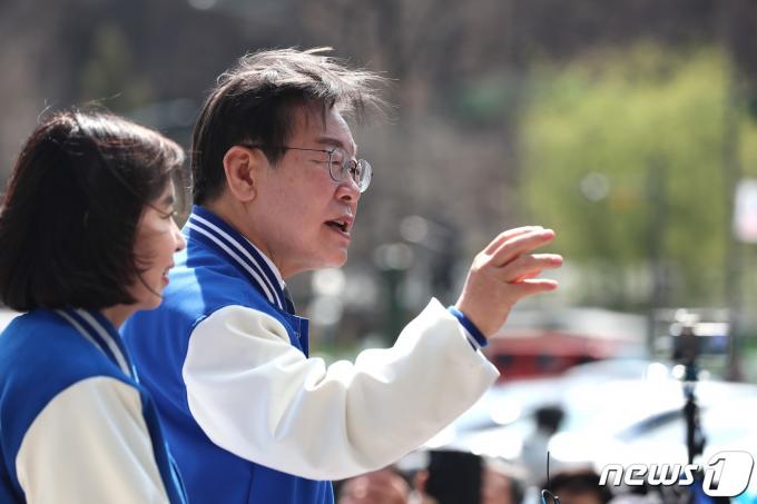 이재명 더불어민주당 대표가 24일 서울 강남구 수서역 인근을 방문해 시민들에게 지지를 호소하고 있다. (공동취재) 2024.3.24/뉴스1 ⓒ News1 김도우 기자