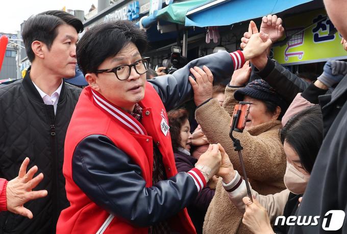 한동훈 국민의힘 총괄선거대책위원장이 충남 당진전통시장을 찾아 시민과 인사를 나누고 있다. (공동취재) 2024.3.22/뉴스1 ⓒ News1 구윤성 기자