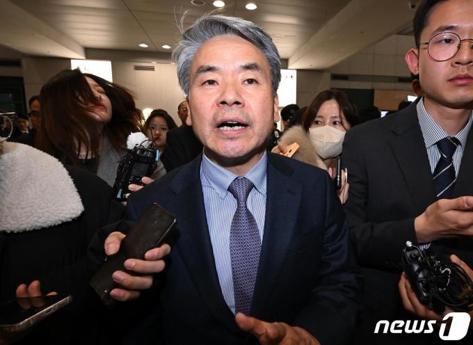 '도피성 출' 논란을 일으킨 이종섭 주 호주 대사가 21일 오전 인천국제공항 제1터미널을 통해 귀국한 후 차량으로 이동하고 있다. (공동취재) 2024.3.21/뉴스1 ⓒ News1 신웅수 기자