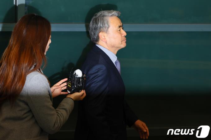 '도피성 출국' 논란을 일으킨 이종섭 주호주대사가 21일 인천국제공항 1터미널을 통해 귀국하고 있다. (공동취재) 2024.3.21/뉴스1 ⓒ News1 신웅수 기자