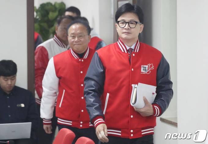 한동훈 국민의힘 비상대책위원장과 윤재옥 원내대표가 24일 오전 서울 여의도 중앙당사에서 열린 중앙선거대책위원회의에 참석하고 있다. 2024.3.24/뉴스1 ⓒ News1 임세영 기자