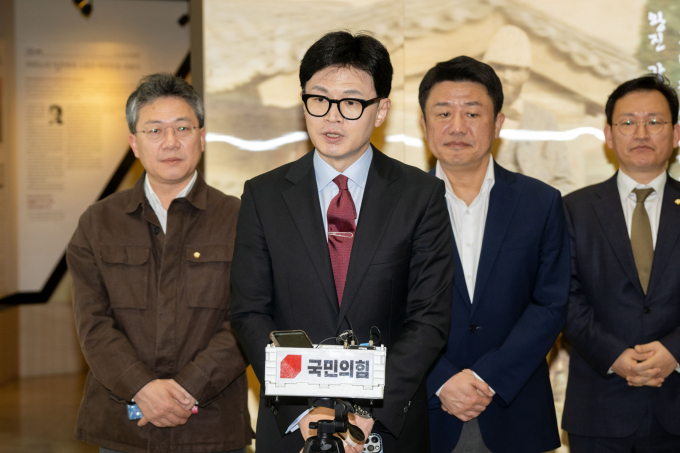 한동훈 국민의힘 비상대책위원장이 지난 24일 전국의대교수협의회(전의교협)와 만나며 정부와 의료계 갈등 중재에 나섰다. 사진은 한 위원장(가운데)이 지난 24일 서울 서대문구 신촌 세브란스병원에서 열린 전국의대교수협의회 회장단 간담회를 마친 후 취재진의 질문에 답하는 모습. /사진=뉴시스(공동취재) 