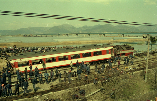 1993년 3월28일 서울에서 부산을 향하던 제117호 무궁화호 열차가 전복되는 사고가 발생했다. 사진은 1993년 3월28일 부산시 구포역에서 일어난 열차 전복 사고 현장의 모습. /사진=부산시 북구청