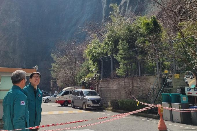 현장에 나선 박형준 부산시장(왼쪽 두번째)/사진=부산시
