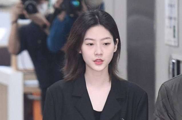 배우 김새론이 대중의 거센 질타에도 김수현과 찍은 사진을 올린 이유를 밝히지 않고 침묵을 유지중이다. 사진은 지난해 4월 서울 서초구 서울중앙지방법에서 열린 1심 선고공판에 출석한 김새론. /사진=장동규 기자