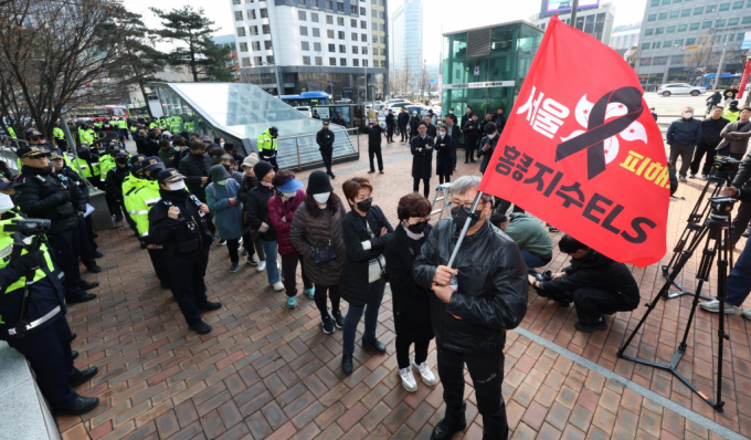 주요 시중은행들이 이번주 임시 이사회를 열고 홍콩H지수(항셍중국기업지수) 주가연계증권(ELS) 손실에 대한 자율배상을 확정할 계획이다. 올 1~2분기 실적에 반영할 배상금 관련 충당금 규모는 약 2조원으로 추산된다. 사진은 홍콩H지수 기초 주가연계증권(ELS) 피해자 모임 회원들이 지난 15일 서울 중구 NH농협은행 본점 영업부 항의 진입을 시도하는 모습./사진=뉴시스