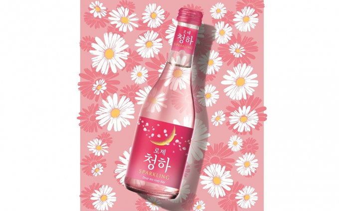 별빛청하와 로제청하 등 스파클링이 함유된 저도수 주류가 젊은층 사이에서 인기를 끌고 있다. 사진은 로제청하 포스터. /사진=롯데칠성음료