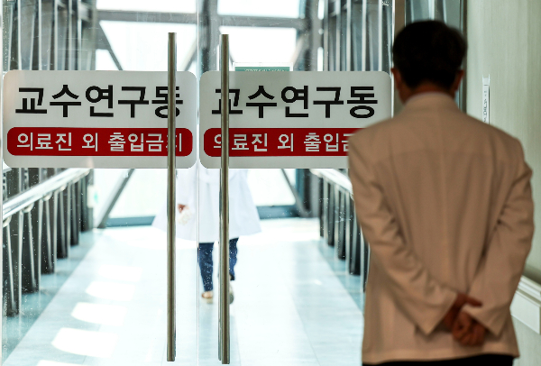 전국의과대학교수협의회가 정부의 의과대학 증원 결정 철회를 요구하며 진료 축소와 사직서 제출을 예정대로 할 것이라고 밝혔다. 서울소재 한 대학병원에서 의과대학 교수가 연구동으로 들어가고 있다. /사진=뉴시스