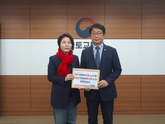 전희경 국민의힘 후보(왼쪽)가 22일 박상우 국토부장관에게 CRC를 포함한 의정부시 숙원사업에 대한 정책건의서를 전달하고 있다. /사진제공=전희경 선거캠프