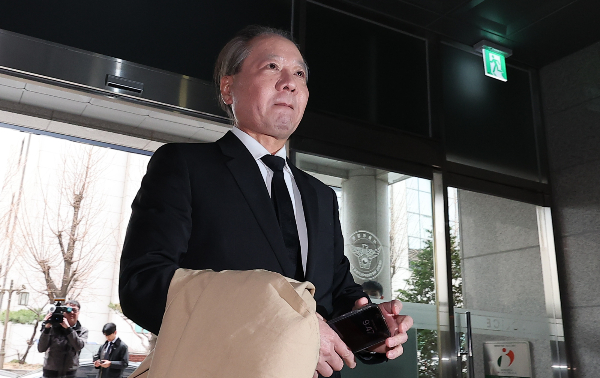 주수호 대한의사협회 비상대책위원회 언론홍보위원장이 '전공의 집단 사직 공모 혐의'로 25일 3차 소환조사를 받는다. 주 위원장이 25일 오전 서울 마포구 서울경찰청 공공범죄수사대에 출석하고 있다. /사진=뉴스1